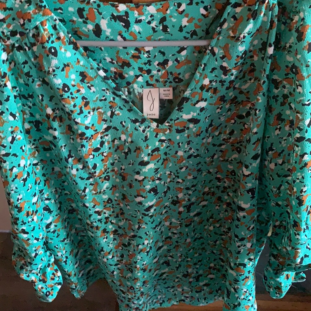 NWOT never been worn Joie green ruched 3/4 sleeve blouse, Size Medium